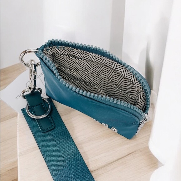 New Nya nylon clippable card wallet in the color teal - Picture 2 of 2